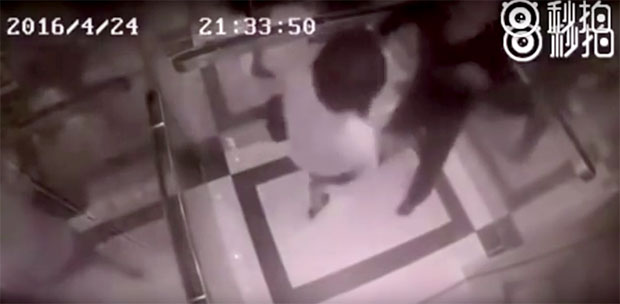 Погледајте како се жена одбранила од перверзњака у лифту (ВИДЕО)